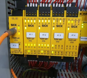 Witte ResoPrint labels met componentcodes op gele modules in schakelkast, als duurzaam alternatief voor resopals