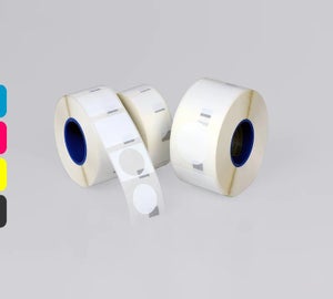 Rollen full-color keuringslabels in het wit
