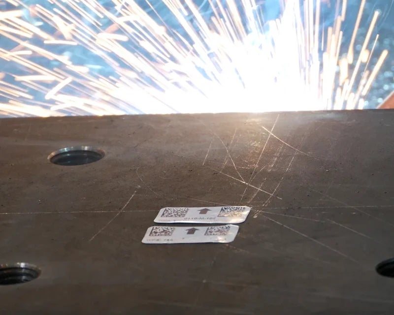 Duurzame laslabels met datamatrixcodes op metalen plaat tijdens metaalbewerking en lassen