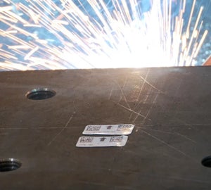 Duurzame laslabels met datamatrixcodes op metalen plaat tijdens metaalbewerking en lassen