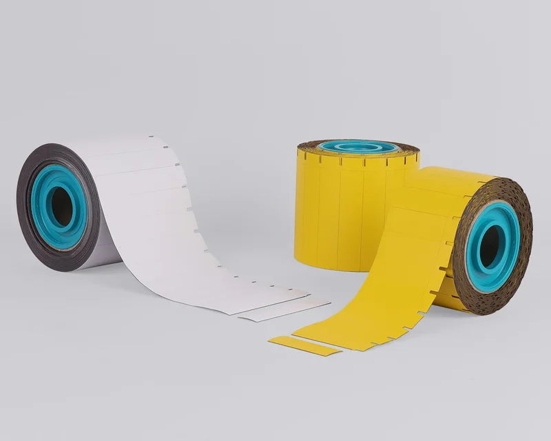 Rollen magneetlabels in wit en geel voor in het magazijn