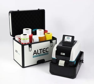 ATP-600 Pro labelprinter in een draagkoffer met verschillende rollen labels voor mobiel printen op locatie