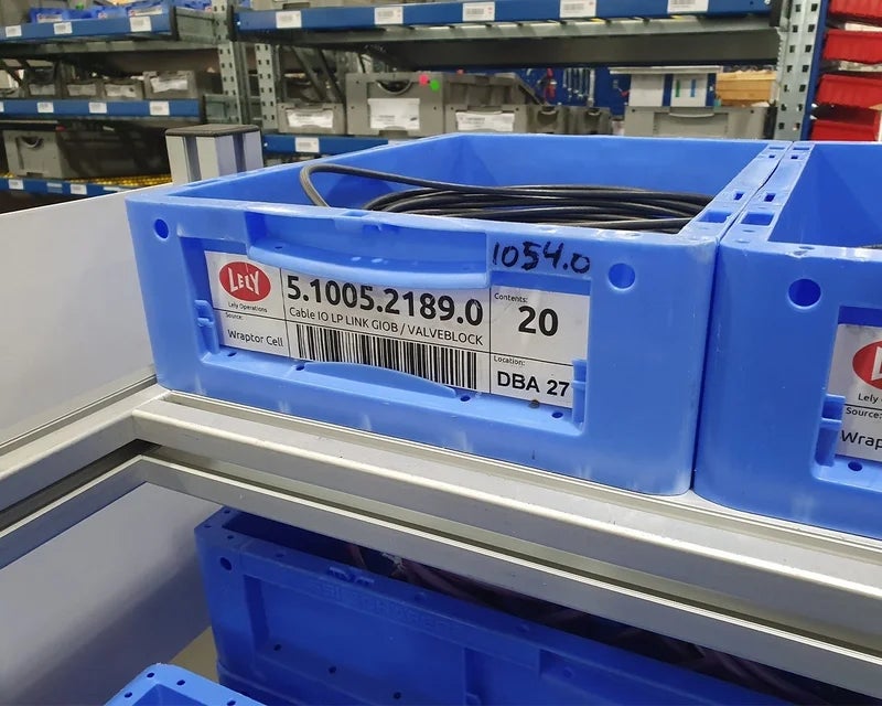 Full-color logistic mat met barcode en productinformatie op kunststof bakken