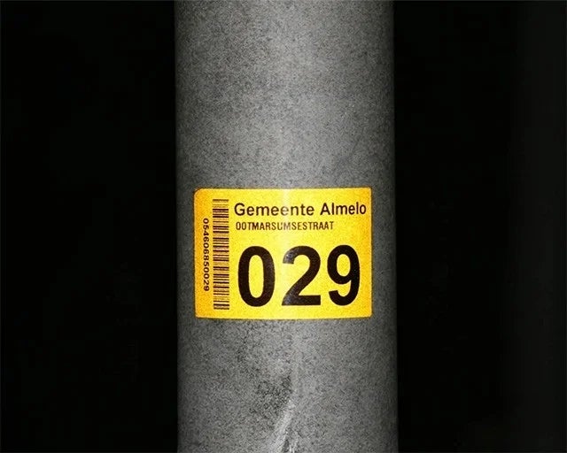 Reflecterend label met nummer op metalen paal voor identificatie in openbare ruimte