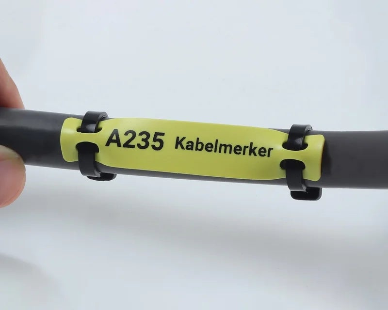 Close-up van gele kabelmerker met bedrukking A235 kabelmerker op grijze kabel