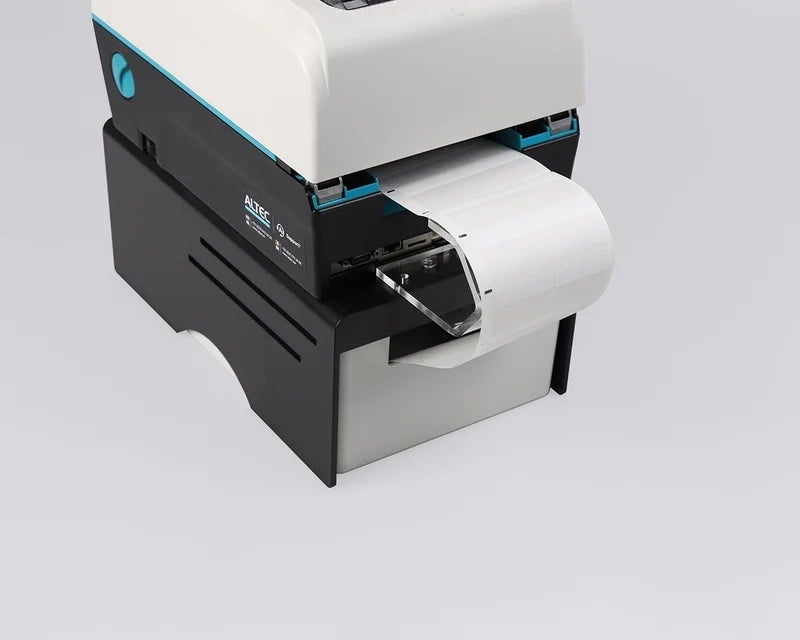 Fanfold geleider op een ATP Storage Unit die fanfold labels netjes naar de ATP-300 Pro labelprinter geleidt en geordend houdt tijdens het printen