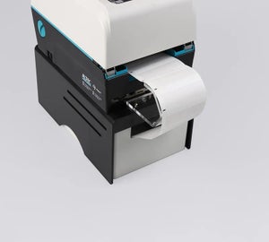 Fanfold geleider op een ATP Storage Unit die fanfold labels netjes naar de ATP-300 Pro labelprinter geleidt en geordend houdt tijdens het printen