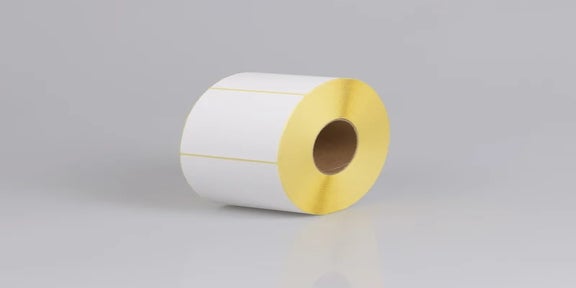 Wit RFID 3-in-1 label op rol met geïntegreerde RFID-chip voor identificatie