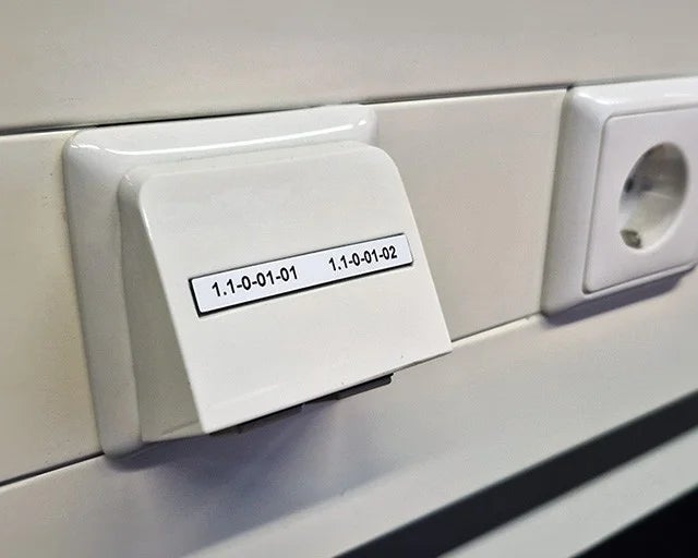 Wit ResoPrint label met codering op data outlet