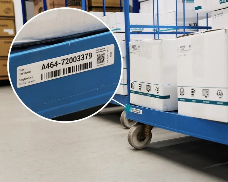 ToughSurface Print & Laminate label aangebracht op metalen magazijnkar in logistieke omgeving