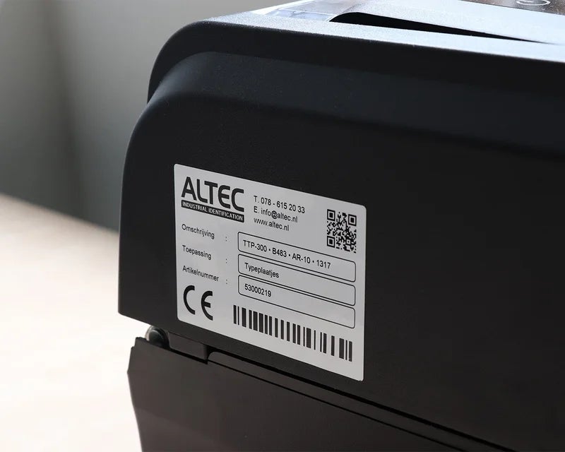Typeplaat met barcode en QR-code op Altec labelprinter