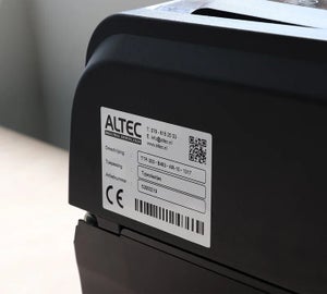 Typeplaat met barcode en QR-code op Altec labelprinter
