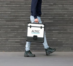 Persoon draagt een ATP Draagkoffer, waarmee een labelprinter en benodigdheden eenvoudig naar verschillende werklocaties kunnen worden meegenomen