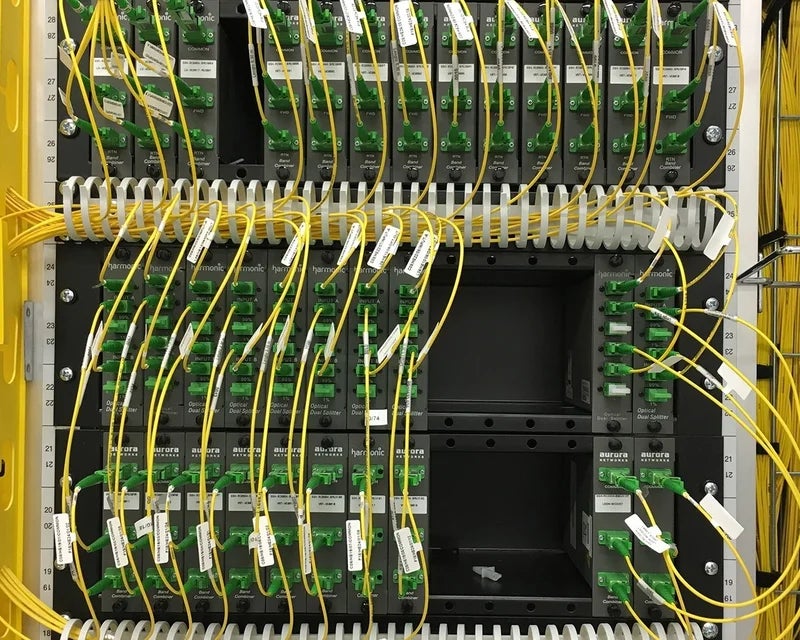 Witte vlaglabels op gele glasvezelkabels in serverrack