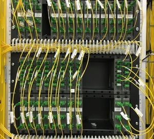 Witte vlaglabels op gele glasvezelkabels in serverrack