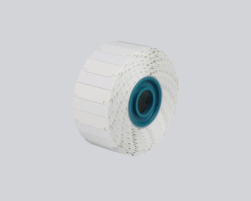 Rol met witte RFID kunststof labels geschikt voor identificatie op metalen oppervlakken