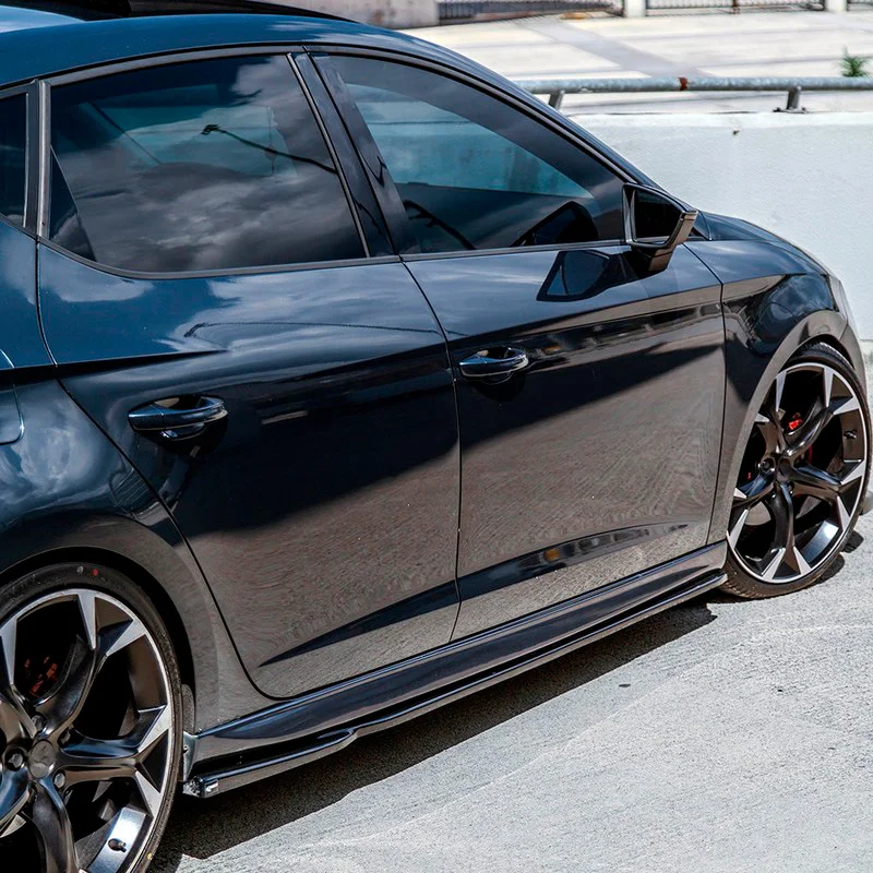 Oneway Set Sideskirts passend voor Seat Leon (5F) HB/ST 2013-2020 – Versie 2 – Glanzend zwart