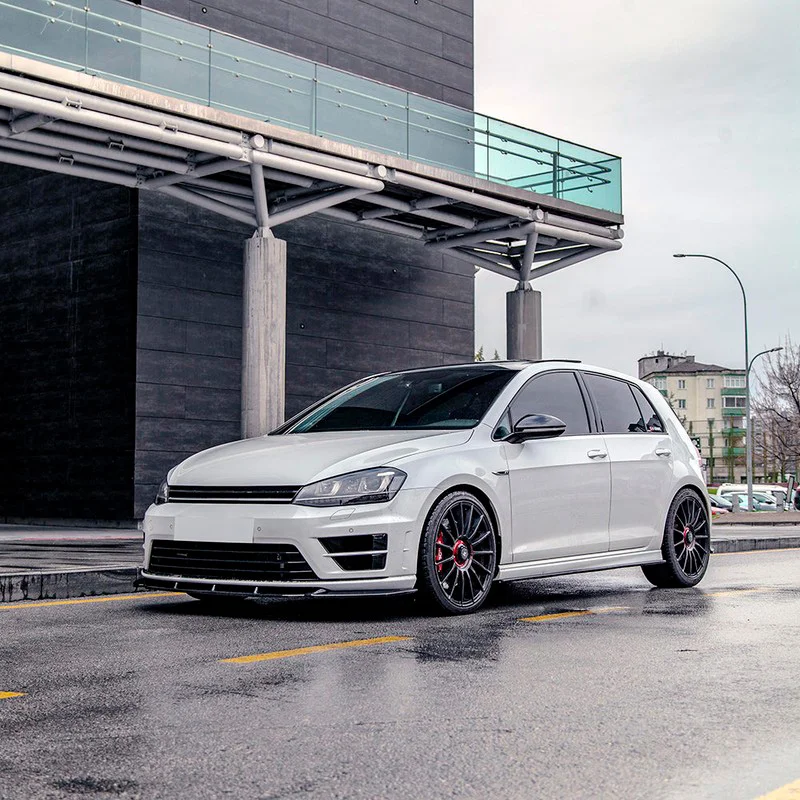Oneway Voorspoilerlip passend voor Volkswagen Golf VII HB/Variant R/R Line 2013-2016 – Versie 2 – Glanzend zwart